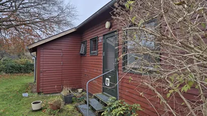 Hyggeligt træhus tæt på naturen