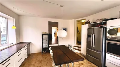 Lækkemed stor andelslejlighed, med stort rumligt køkken