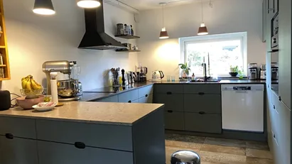 Dejlig lys andelsbolig i 2 etager