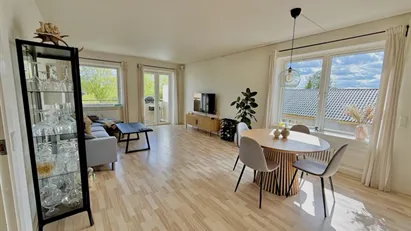 Lys lejlighed i midten af Hedehusene