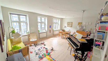 Lys og nyrenoveret lejlighed til hele familien