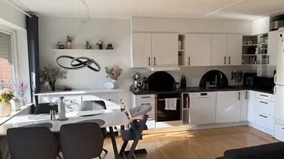 Attraktiv andelsbolig tilsalg med egen have