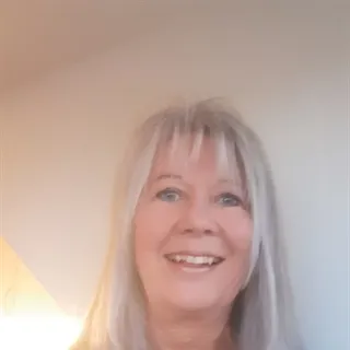 Gerne tæt på skov og strand med lille have/ terrasse.